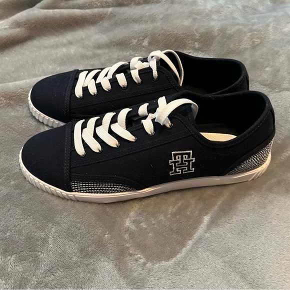 Tommy Hilfiger Shoes - NWOT Tommy Hilfiger Men's Navy and White Sneakers